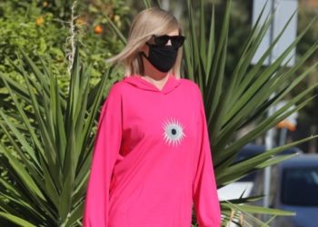 Η Σάσα Σταμάτη φοράει το απόλυτο Hoodie της σεζόν by Celia Kritharioti