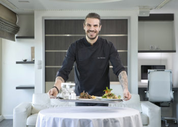 Ο Άκης Πετρετζίκης αναλαμβάνει την κουζίνα του ΜΗΤΕΡΑ