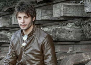 Ο Πάρις Σκαρτσολιάς από το Α ως το Ω: “Με ιντριγκάρουν ρόλοι που με εξαναγκάζουν να κάνω βουτιά στον εαυτό μου”