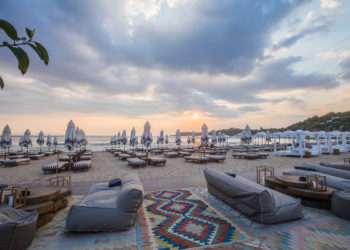 H κοσμοπολίτικη Astir Beach επαναλειτουργεί