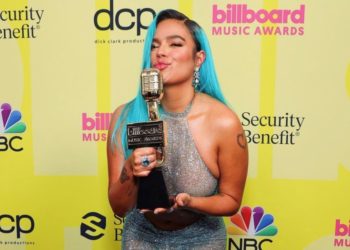 Με μια αποκαλυπτική δημιουργία Celia Kritharioti έλαμψε η λάτιν σούπερ σταρ Karol G