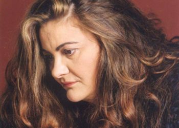 Η Νένα Βενετσάνου από το Α ως το Ω: “Η ζωντανή μουσική είναι το πραγματικό πεδίο της τέχνης μας και εκεί δοκιμάζεται ένας καλλιτέχνης”