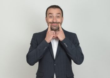 Ο Γιώργος Χατζηπαύλου από το Α ως το Ω: “Γέλιο με ήχο γιατί με τη μάσκα δεν φαίνεται”