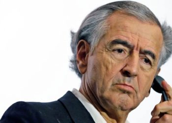 Ο Μπερνάρ-Ανρί Λεβί γράφει για τα social media: «Κάτι μεταξύ ντελίριου, fake news και πάθους για άγνοια»