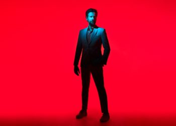 Ο Κωστής Μαραβέγιας στο Βεάκειο Θέατρο Πειραιά