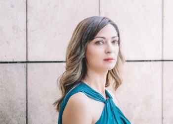 Η Έμιλυ Κολιανδρή από το Α ως το Ω: “Πόσο ήθελα να υπάρχει και στη ζωή από μηχανής Θεός”