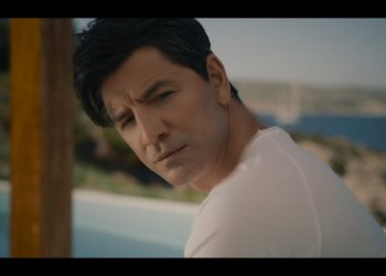 «Πάρε Με Αγκαλιά»: Νέο video clip από τον Σάκη Ρουβά