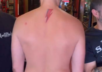 Γιάννης Στάνκογλου:  Έκανε τατουάζ τον περίφημο κεραυνό του David Bowie