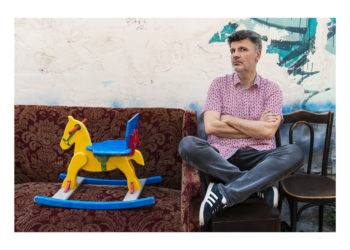 Ο Φοίβος Δεληβοριάς στην πλαζ Αρετσούς