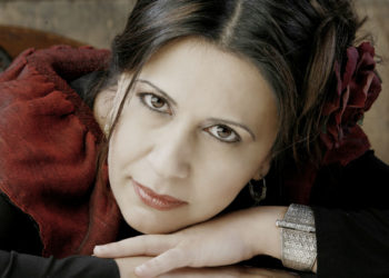 Η Dilec Koc στην πλαζ Αρετσούς