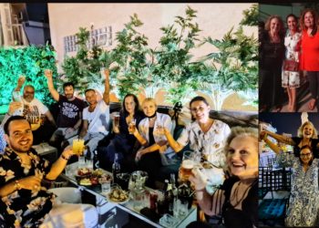 Γευστική έξοδος μετά το θέατρο με φίλους και πίτσα