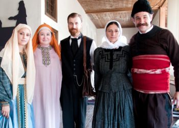 Backstage στη νέα μίνι σειρά εποχής του Μανούσου Μανουσάκη