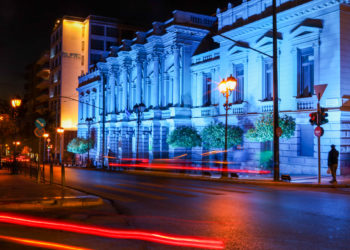 Το ιστορικό κτήριο Τσίλλερ του Εθνικού Θεάτρου ντύθηκε κυανό