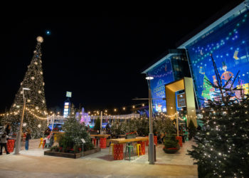 Το χριστουγεννιάτικο δέντρο του Golden Hall άναψε