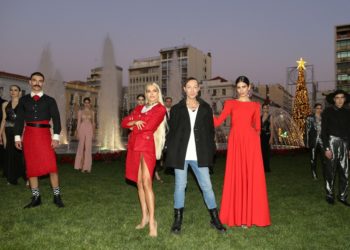 Bασίλειος Κωστέτσος: Επίδειξη μόδας στην πλατεία Ομονοίας