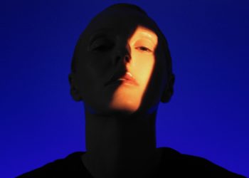 Τάμτα: Εντυπωσιακή ως σύγχρονη θεά των υδάτων στο νέο της βίντεο κλιπ