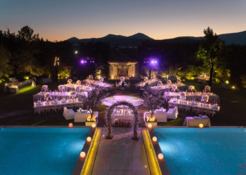 Σκηνικό ονείρου με φοίνικες, καταρράκτες και δύο μεγάλες πισίνες στο Κορωπί