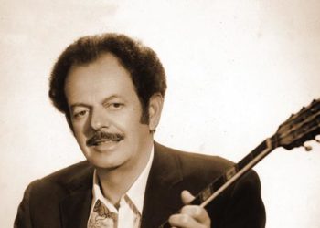 Ντοκουμέντο: Ο Βασίλης Τσιτσάνης με τιμητική αναμνηστική πλακέτα