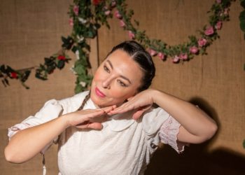 Η Αλίκη Κατσαβού επιστρέφει θεατρικά με «Του τραγουδιού το παραμύθι»