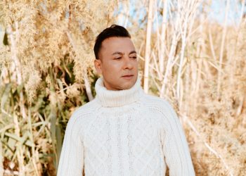 Ο Λάζαρος Κόντοζης από το Α ως το Ω: “Συστήνομαι καλύτερα όταν με ακούει κάποιος να τραγουδώ”