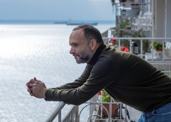 Ο Λεωνίδας Παπαδόπουλος από το Α ως το Ω: “Τα πουλιά” επαναπροσδιορίζουν τη σχέση του ανθρώπου με την ίδια του τη ζωή”