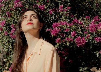 Τάσος Μελετόπουλος feat. Νεφέλη Φασούλη στο νέο τραγούδι “Totally Confused”