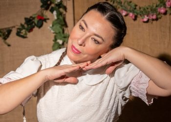 Η Αλίκη Κατσαβού από το Α ως το Ω: “Η αθωότητα μόνο στα παιδιά είναι αληθινή”