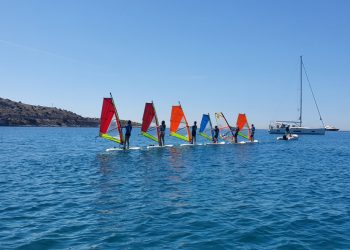 Αθλητισμός και ψυχαγωγία στις ακαδημίες Windsurfschool στη Βουλιαγμένη