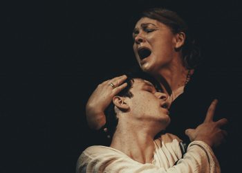 Ανάμεσα σε δύο κόσμους: Καρέ καρέ η παράσταση μέσα από 20 φωτογραφίες