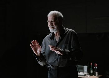 Ο Περικλής Μουστάκης από το Α ως το Ω: “Ο ξεριζωμός είναι από τα πιο βίαια πράγματα που μπορούν να συμβούν στον άνθρωπο”