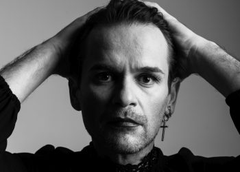 Ο Νίκος Πουρσανίδης από το Α ως το Ω: “Είμαι αισιόδοξος άνθρωπος αλλά επηρεάζομαι πολύ από τη δυστυχία που μας επιτίθεται καθημερινά”