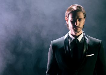 Ο Δημήτρης Μουκατζής από το Α ως το Ω: “Η νέα γενιά τραγουδιστών είναι λίγο παρεξηγημένη”