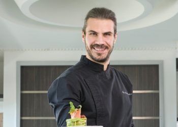 O Άκης Πετρετζίκης μας φτιάχνει τη μέρα στο “Μητέρα”