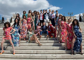 Βασίλειος Κωστέτσος: Πρωτοποριακή επίδειξη μόδας με στιλ ΄70ς στο Σύνταγμα