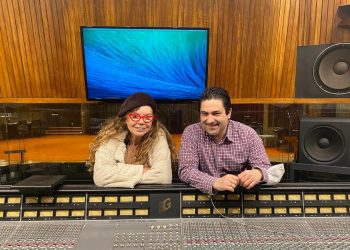 Ο τοίχος: Νέο τραγούδι από την Ελένη Δήμου