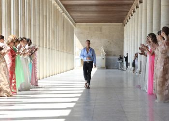 Βασίλειος Κωστέτσος: Παρουσίαση της συλλογής “L’Olympien” στη Στοά του Αττάλου