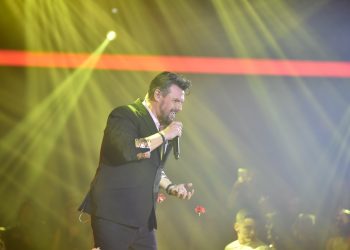Πάνος Κιάμος: Sold out λαμπερή πρεμιέρα στο «Posidonio»