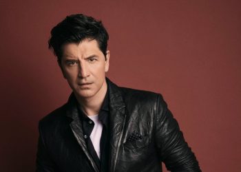 Συλλεκτικό: Σάκης Ρουβάς αλά Μάικλ Τζάκσον το 1993