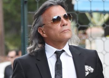 O Hλίας Ψινάκης έρχεται με το “Γηροκομείο” στο Mega