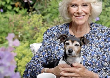 Η Καμίλα με χειροποίητο φλιτζάνι τσαγιού της Ελληνίδας σχεδιάστριας Themis Z