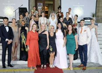 Φαντασμαγορικό fashion show από την Όλγα Καραβερβέρη στη Ρόδο
