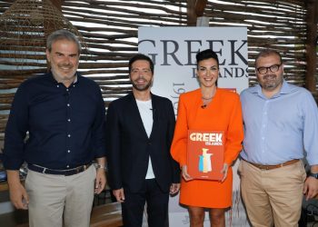 Ο Χρύσανθος Πανάς παρουσίασε το πολυτελές λεύκωμα «Greek Islands» στη Νάξο