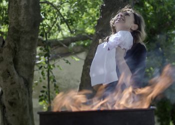 Άγριες Μέλισσες: Η Μυρσίνη θέλει να γνωρίσει το εγγόνι της