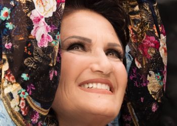 Η Άλκηστις Πρωτοψάλτη στη Σύρο