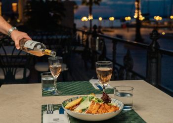 Γαστρονομικό ταξίδι στην πιο διάσημη βεράντα των Σπετσών