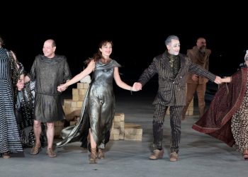 Xιούμορ και συγκίνηση στην πρεμιέρα της «Ελένης»