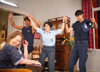 Backstage στη νέα σειρά “Εκτός Υπηρεσίας”