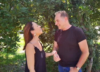 ”Εκεί που η πέτρα μαύρισε ανθίσαν μενεξέδες” με τον Γεράσιμο Ανδρεάτο και την Ελένη Καρακάση