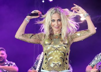 Σαγηνευτική Άννα Βίσση στην Πάρο: Αποθεώθηκε στη συναυλία της