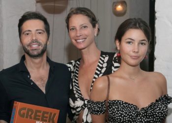 H Christy Turlington στην Αθηναϊκή Ριβιέρα